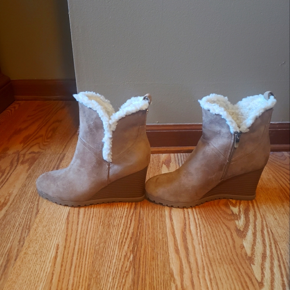 Nine West New Women's Camina Suede Wedge Ankle Boots with faux fur. Size 7 1/2.